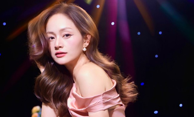 Diễn viên Lan Phương địu con đến phiên tòa xử ly hôn với chồng Tây - Ảnh 1.