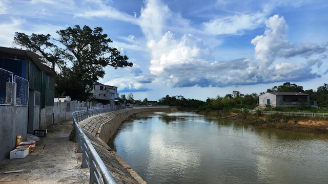 Sống bất an bên bờ sông sạt lở- Ảnh 3. Sống bất an bên bờ sông sạt lở- Ảnh 3.