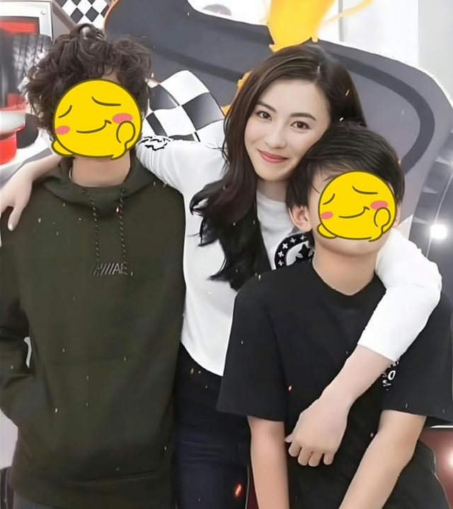 Thành tích học tập đáng nể của ba con trai nhà Trương Bá Chi - Ảnh 3.