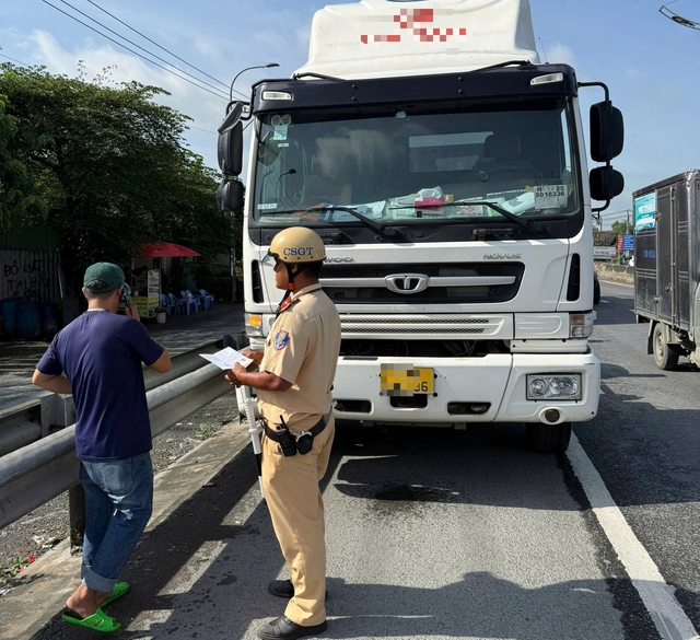 CSGT TP.HCM kiểm tra camera hành trình, xử lý hàng loạt tài xế vi phạm - Ảnh 2.