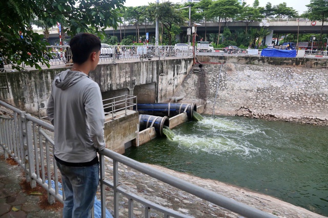 Hà Nội chính thức bổ cập nước từ hồ Tây về sông Tô Lịch- Ảnh 1.