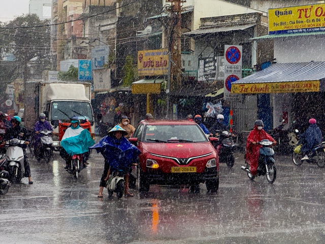 Thời tiết TP.HCM: Vì sao liên tục có mưa lớn từ giữa trưa?- Ảnh 1. Thời tiết TP.HCM: Vì sao liên tục có mưa lớn từ giữa trưa?- Ảnh 1.