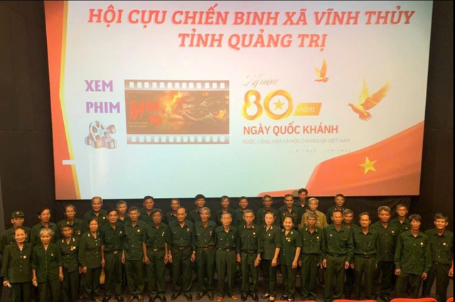 Nhà hảo tâm quê Quảng Trị tài trợ vé cho 600 cựu chiến binh xem 'Mưa đỏ'- Ảnh 2.