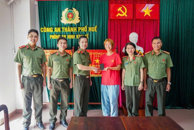 Cô gái Nhật xúc động nhận lại điện thoại đánh rơi ở Huế- Ảnh 1. Cô gái Nhật xúc động nhận lại điện thoại đánh rơi ở Huế- Ảnh 1.