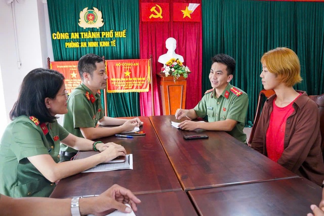 Cô gái Nhật xúc động nhận lại điện thoại đánh rơi ở Huế- Ảnh 2. Cô gái Nhật xúc động nhận lại điện thoại đánh rơi ở Huế- Ảnh 2.