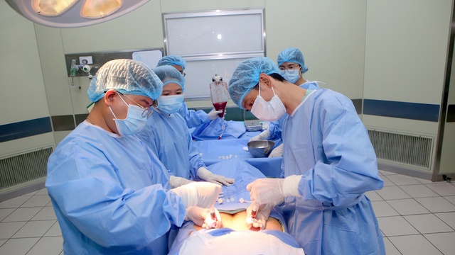 Lần đầu tiên ghép tủy thành công từ mẹ ruột bất đồng nhóm máu- Ảnh 2.