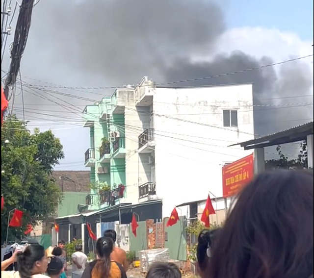 Điều tra nguy&ecirc;n nh&acirc;n vụ ch&aacute;y xưởng gỗ tại TP.HCM trong ng&agrave;y đầu năm- Ảnh 1.