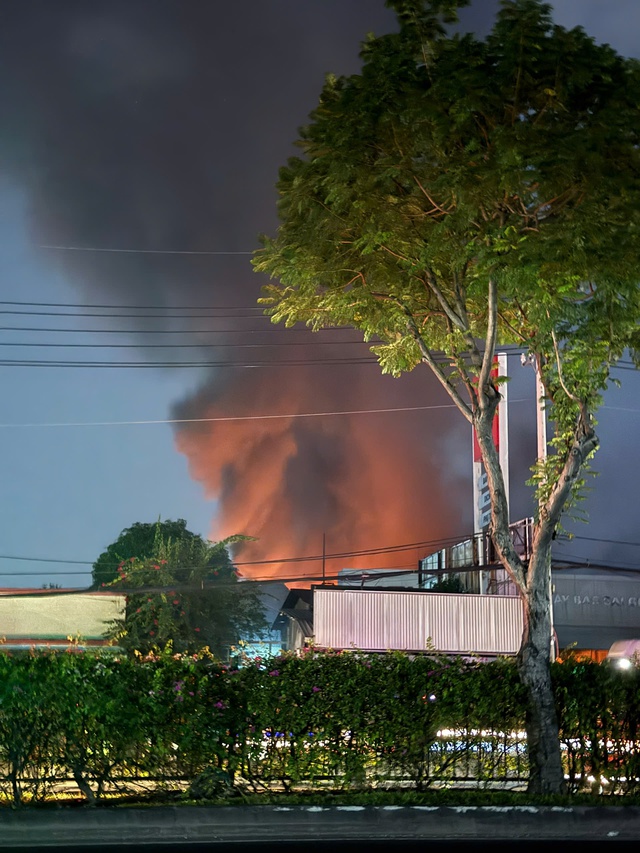 TP.HCM: Ch&aacute;y ở chi nh&aacute;nh cửa h&agrave;ng xe Isuzu ở x&atilde; Xu&acirc;n Thới Sơn- Ảnh 2.