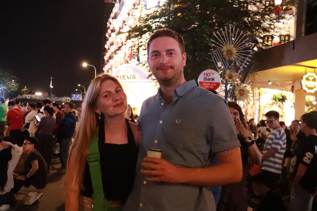 Tết Dương lịch 2026: Kh&aacute;ch T&acirc;y gửi lời ch&uacute;c b&igrave;nh an đến người Việt - Ảnh 2.