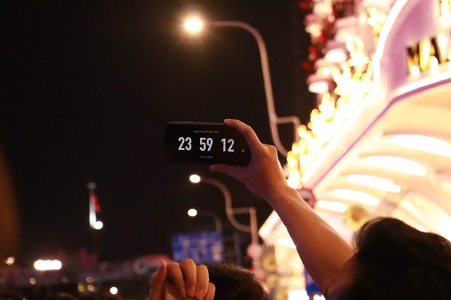 Tết Dương lịch 2026: Kh&aacute;ch T&acirc;y gửi lời ch&uacute;c b&igrave;nh an đến người Việt - Ảnh 3.