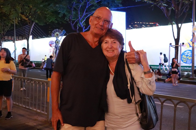 Tết Dương lịch 2026: Kh&aacute;ch T&acirc;y gửi lời ch&uacute;c b&igrave;nh an đến người Việt - Ảnh 6.