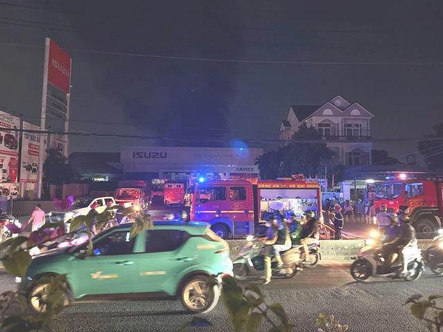 TP.HCM: Ch&aacute;y ở chi nh&aacute;nh cửa h&agrave;ng xe Isuzu ở x&atilde; Xu&acirc;n Thới Sơn- Ảnh 1.
