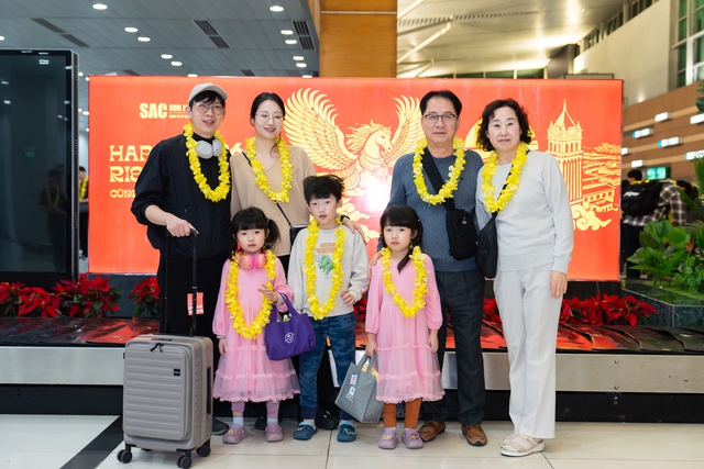 Ph&uacute; Quốc, Gia Lai tưng bừng đ&oacute;n chuyến bay 'x&ocirc;ng đất' đầu năm- Ảnh 1.