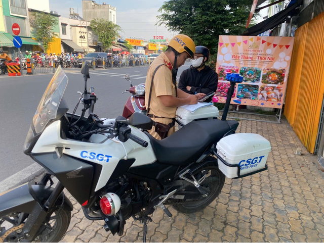 CSGT TP.HCM c&ocirc;ng bố danh s&aacute;ch xe m&aacute;y đi ngược chiều, v&agrave;o đường cấm bị phạt nguội - Ảnh 1.
