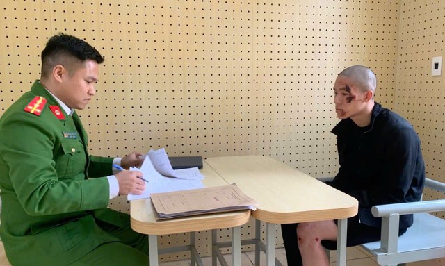 Nam thanh niên không đội mũ bảo hiểm, tông thẳng vào CSGT để 'thông chốt'- Ảnh 1. Nam thanh niên không đội mũ bảo hiểm, tông thẳng vào CSGT để 'thông chốt'- Ảnh 1.