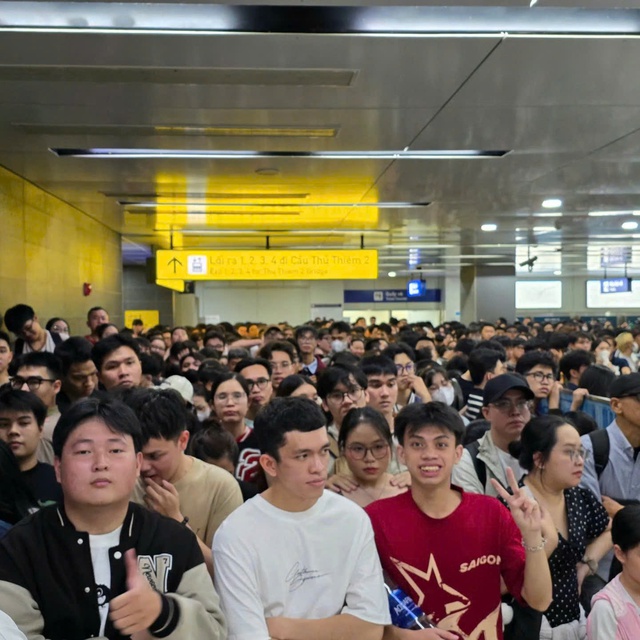 Metro số 1 phục vụ h&agrave;ng vạn kh&aacute;ch đ&oacute;n giao thừa- Ảnh 1.