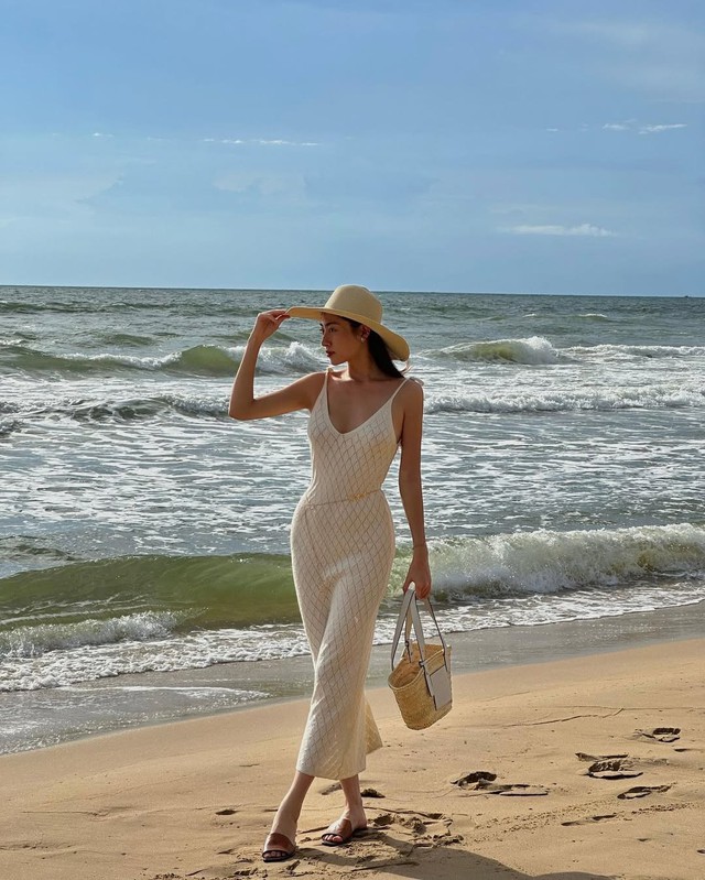 Váy liền thân và mũ cói vành rộng, khí chất nàng thơ Váy liền thân và mũ cói vành rộng, khí chất nàng thơ- Ảnh 1.