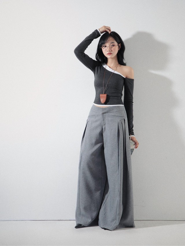 Áo trễ vai mềm mại sánh đôi với sự phóng khoáng của quần ống rộng- Ảnh 4.