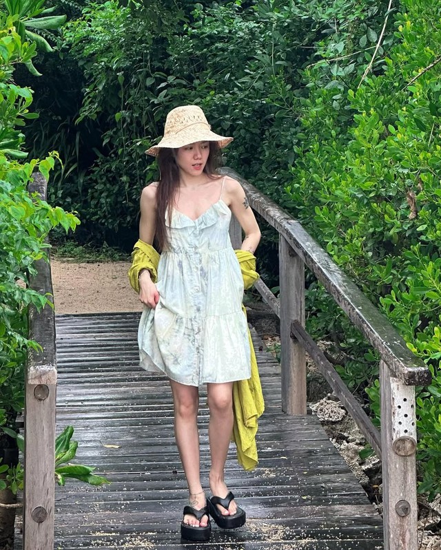 Váy liền thân và mũ cói vành rộng, khí chất nàng thơ Váy liền thân và mũ cói vành rộng, khí chất nàng thơ- Ảnh 5.
