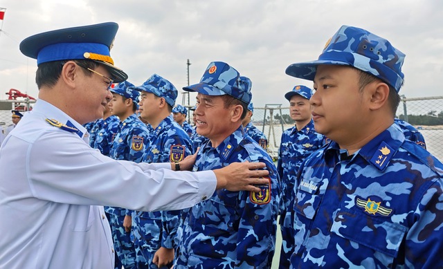 Chuyến t&agrave;u m&ugrave;a xu&acirc;n ra khơi giữ biển: Cảnh s&aacute;t biển g&aacute;c tết nơi đầu s&oacute;ng- Ảnh 1.