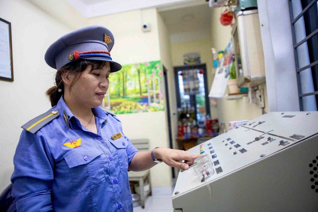 G&aacute;c t&agrave;u giữa l&ograve;ng tp . Hcm: Những khoảnh khắc đ&oacute;n giao thừa b&ecirc;n g&aacute;c chắn - Ảnh 1.