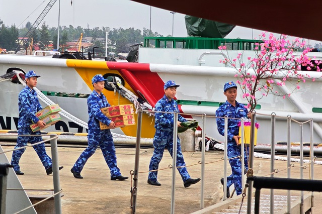 Chuyến t&agrave;u m&ugrave;a xu&acirc;n ra khơi giữ biển: Cảnh s&aacute;t biển g&aacute;c tết nơi đầu s&oacute;ng- Ảnh 2.