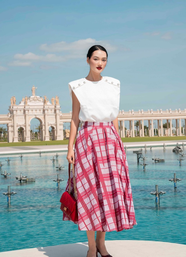 Diện sắc trắng - đỏ tôn da, tôn dáng ngày đầu xuân- Ảnh 2.