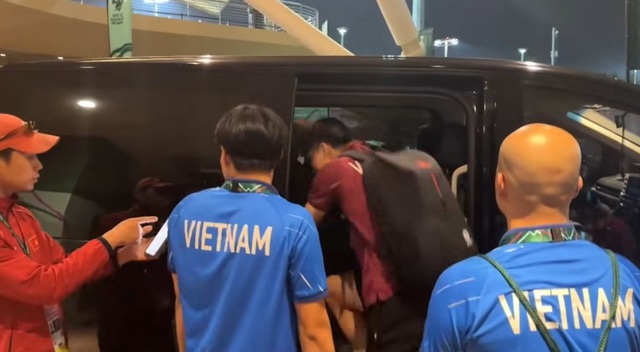 Kiểm tra doping sau trận thắng U.23 Kyrgyzstan, Đ&igrave;nh Bắc ch&acirc;n trần co ro v&igrave; lạnh- Ảnh 4.