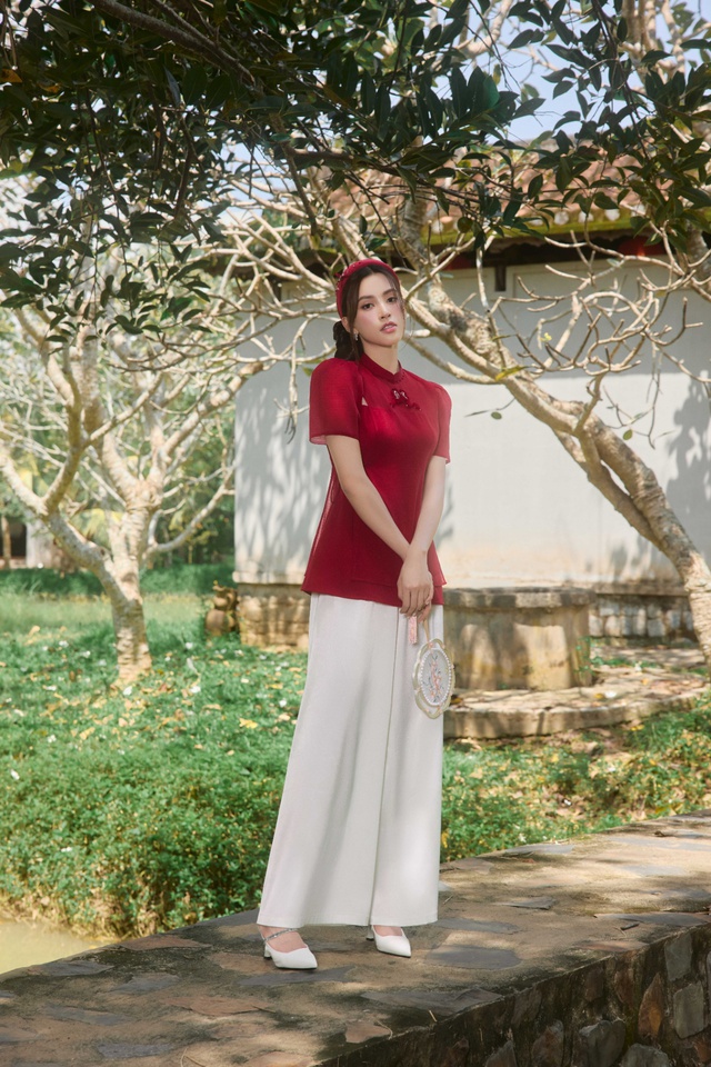 Diện sắc trắng - đỏ tôn da, tôn dáng ngày đầu xuân- Ảnh 3.