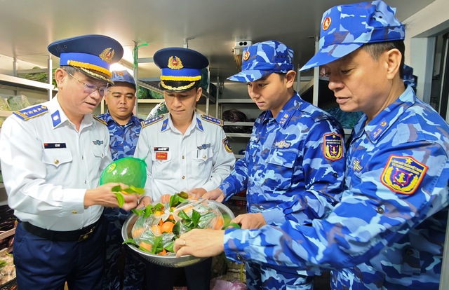 Chuyến t&agrave;u m&ugrave;a xu&acirc;n ra khơi giữ biển: Cảnh s&aacute;t biển g&aacute;c tết nơi đầu s&oacute;ng- Ảnh 4.