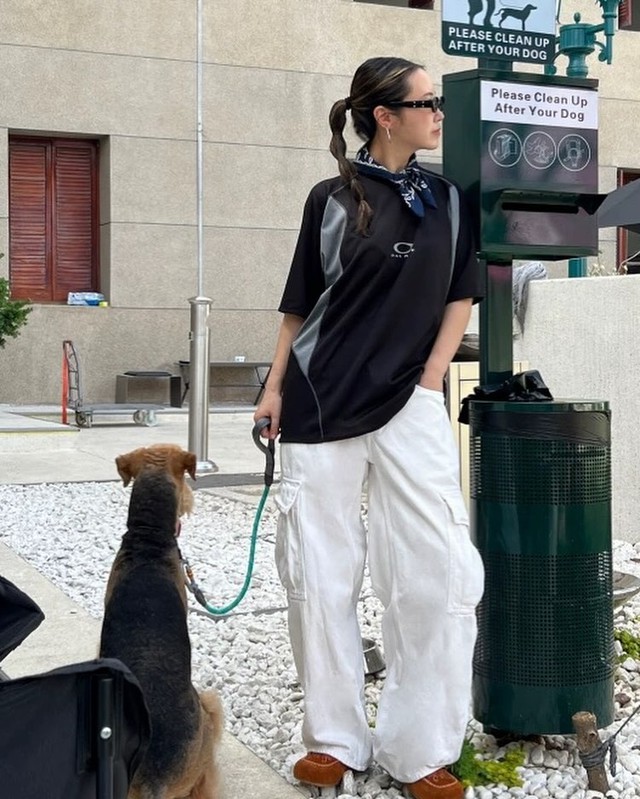 Tô điểm cho phong cách thường nhật với áo và khăn bandana- Ảnh 4. Tô điểm cho phong cách thường nhật với áo và khăn bandana- Ảnh 4.