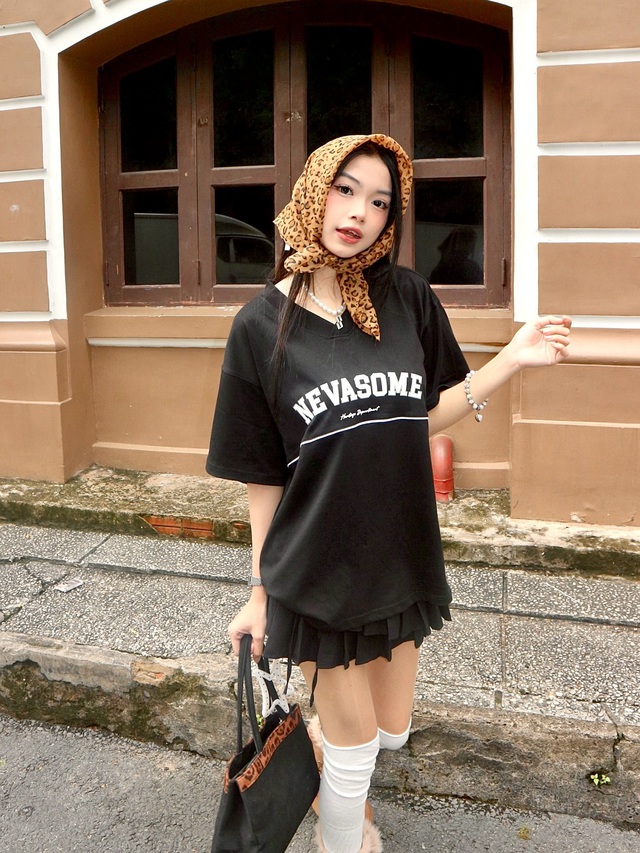 Tô điểm cho phong cách thường nhật với áo và khăn bandana- Ảnh 5. Tô điểm cho phong cách thường nhật với áo và khăn bandana- Ảnh 5.