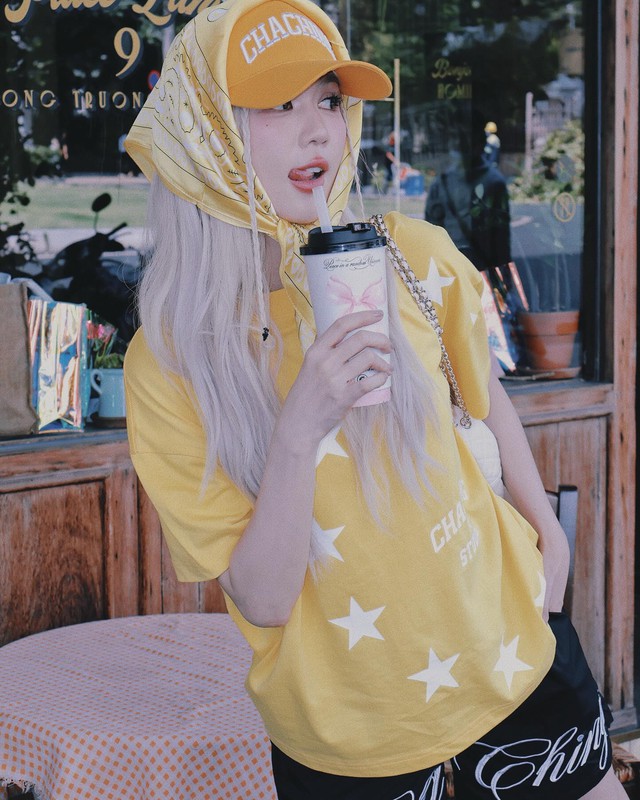 Tô điểm cho phong cách thường nhật với áo và khăn bandana- Ảnh 6. Tô điểm cho phong cách thường nhật với áo và khăn bandana- Ảnh 6.