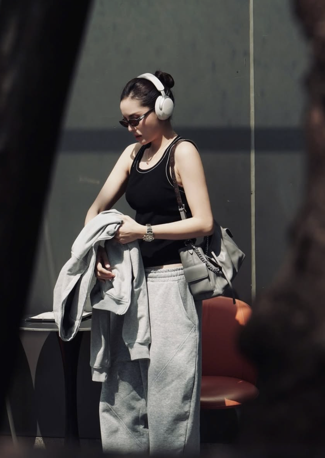 Áo tank top, áo hai dây dáng ôm mang đến vẻ ngoài gọn gàng và hiện đại- Ảnh 9.