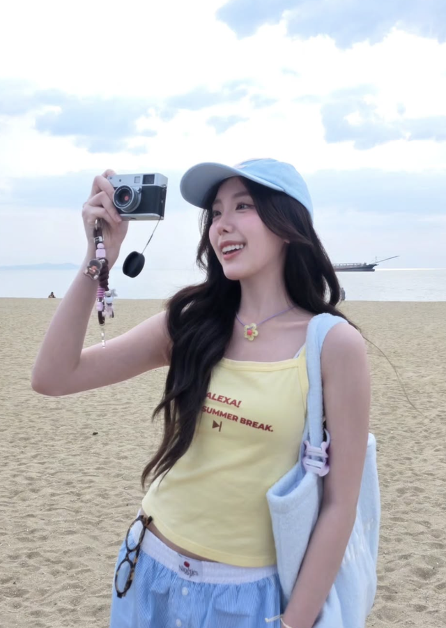 Áo tank top, áo hai dây dáng ôm mang đến vẻ ngoài gọn gàng và hiện đại- Ảnh 5.