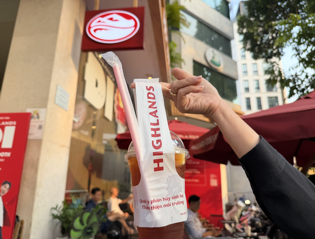 Highlands Coffee bán lại trà sen vàng, trà vải ở một số cửa hàng- Ảnh 3. Highlands Coffee bán lại trà sen vàng, trà vải ở một số cửa hàng- Ảnh 3.