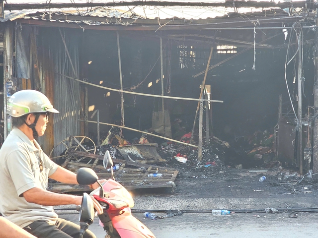 Vụ ch&aacute;y tr&ecirc;n đường Qu&aacute;ch Đi&ecirc;u: Nhiều người trắng tay, c&ocirc;ng an phong tỏa điều tra- Ảnh 2.
