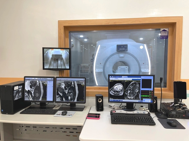 PGS-TS Tăng Ch&iacute; Thượng: Năm 2025 ng&agrave;nh y tế TP.HCM chịu &aacute;p lực rất lớn- Ảnh 2.