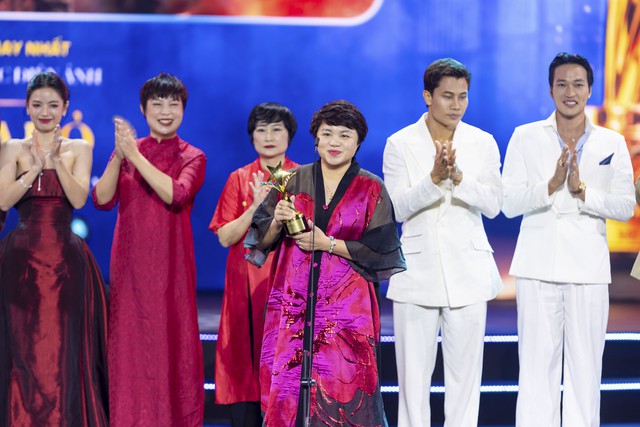 'Mưa đỏ' đại thắng tại Ng&ocirc;i sao xanh  - Ảnh 1.