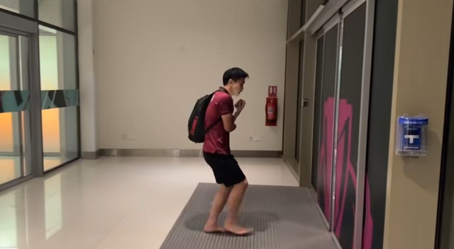 Kiểm tra doping sau trận thắng U.23 Kyrgyzstan, Đ&igrave;nh Bắc ch&acirc;n trần co ro v&igrave; lạnh- Ảnh 3.