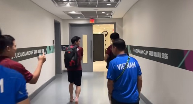 Kiểm tra doping sau trận thắng U.23 Kyrgyzstan, Đ&igrave;nh Bắc ch&acirc;n trần co ro v&igrave; lạnh- Ảnh 2.