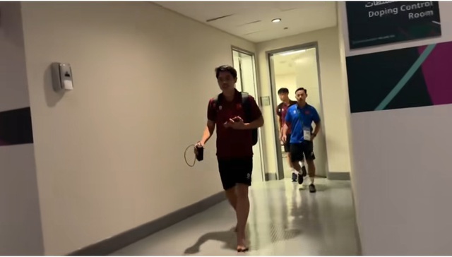 Kiểm tra doping sau trận thắng U.23 Kyrgyzstan, Đ&igrave;nh Bắc ch&acirc;n trần co ro v&igrave; lạnh- Ảnh 1.