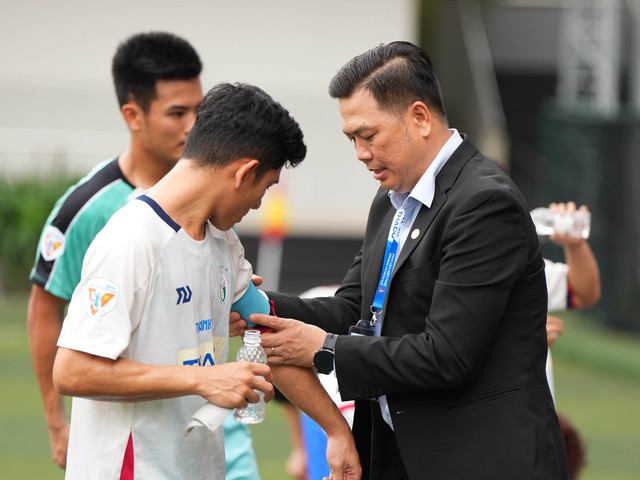 Trường ĐH Sư phạm TDTT TP.HCM 7- 0 Trường ĐH Quản lý và Công nghệ TP.HCM: Đại thắng - Ảnh 1.