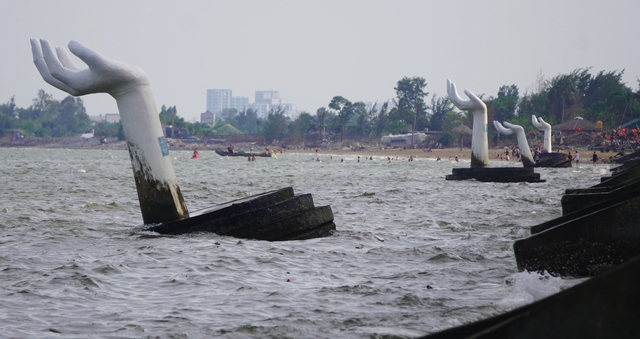 C&oacute; dựng lại b&agrave;n tay khổng lồ Hải Tiến sau khi bị ph&aacute; bỏ kh&ocirc;ng? - Ảnh 3.