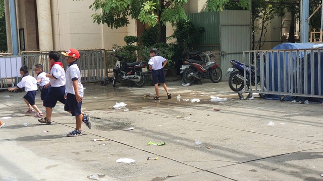 Những bịch r&aacute;c bị n&eacute;m ngay sau lưng phụ huynh - Ảnh 2.