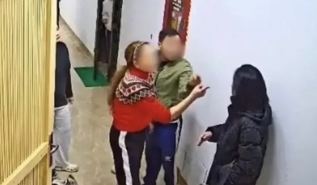 Triệu tập người h&agrave;nh hung h&agrave;ng x&oacute;m v&igrave; phản &aacute;nh con nghịch g&acirc;y chấn động n&atilde;o - Ảnh 1.