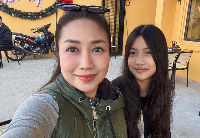 Ốc Thanh V&acirc;n đưa con g&aacute;i đi quay gameshow, nhan sắc g&acirc;y bất ngờ - Ảnh 1.