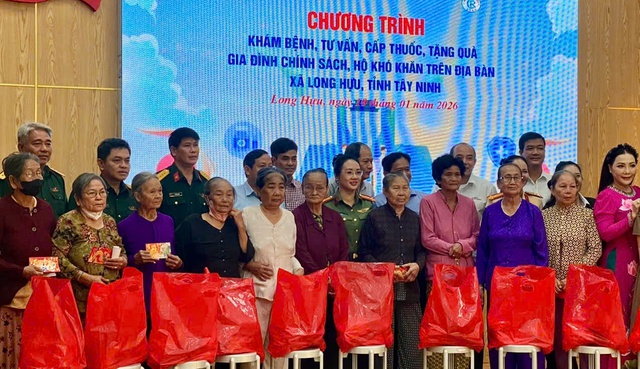 Kh&aacute;m bệnh, tặng qu&agrave; cho 300 người d&acirc;n ở tỉnh T&acirc;y Ninh- Ảnh 1.