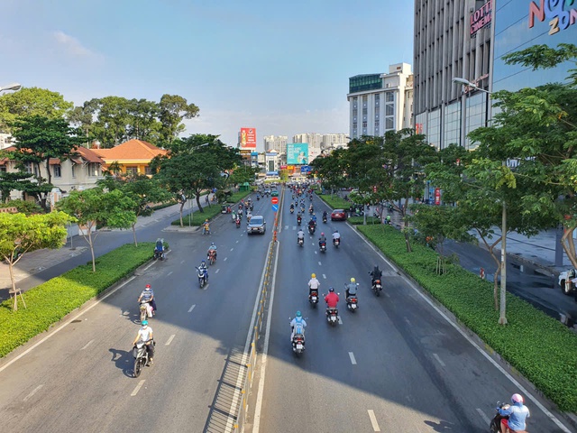 Những bịch r&aacute;c bị n&eacute;m ngay sau lưng phụ huynh - Ảnh 3.