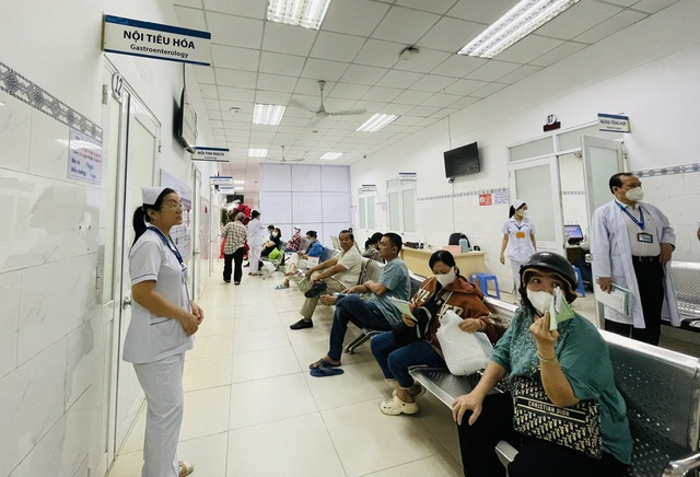 PGS-TS Tăng Ch&iacute; Thượng: Năm 2025 ng&agrave;nh y tế TP.HCM chịu &aacute;p lực rất lớn- Ảnh 1.